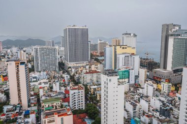 Bulutlu bir günde Asya 'daki Nha Trang şehrinin panoramik hava manzarası. Nha Trang, Vietnam - 20 Temmuz 2024