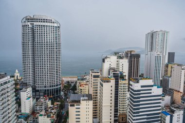 Gün boyunca gökdelenleri ve otelleri olan Nha Trang şehrinin panoramik hava manzarası. Nha Trang, Vietnam - 20 Temmuz 2024