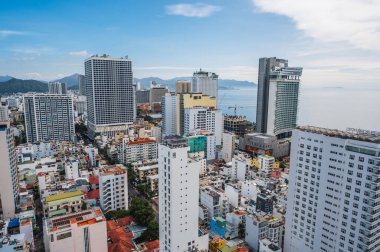 Yaz günü Asya 'nın Nha Trang şehrinin merkezindeki gökdelenlerin hava manzarası. Nha Trang, Vietnam - 19 Temmuz 2024