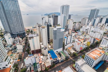 Vietnam 'daki Nha Trang şehir merkezinin çatısından panoramik manzara. Nha Trang, Vietnam - 19 Temmuz 2024