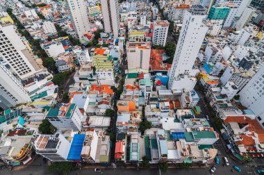 Yaz günü Asya 'da Nha Trang' in merkezindeki evlerin hava manzarası. Nha Trang, Vietnam - 19 Temmuz 2024
