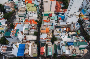 Asya 'daki Nha Trang gecekondu bölgesindeki çatıların tepesi. Nha Trang, Vietnam - 19 Temmuz 2024