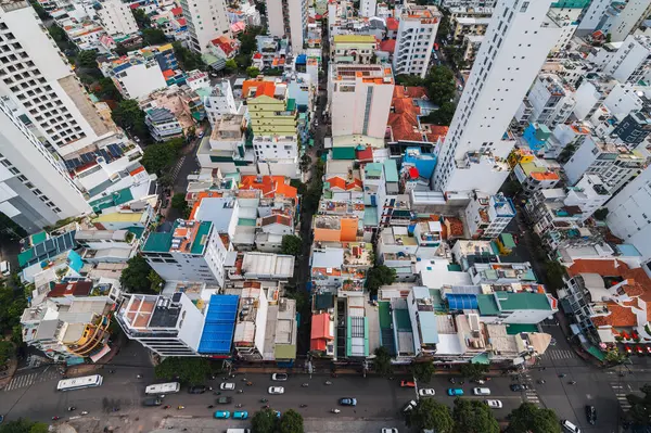 Yaz günü Asya 'da Nha Trang' in merkezindeki evlerin hava manzarası. Nha Trang, Vietnam - 19 Temmuz 2024