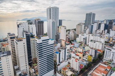 Vietnam 'ın Nha Trang tatil beldesinde bulutlu gökyüzü olan bir yaz gününde yukarıdan panoramik bir manzara. Nha Trang, Vietnam - 18 Temmuz 2024