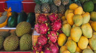 Mango, pitahaya, durian ve ananaslar Tayland 'da bir markette tezgahın üzerinde. Olgun, tatlı, egzotik, tropikal Vietnam meyveleri.