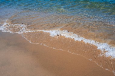 Nha Trang sahilinin turkuaz sularından gelen dalgalar, hiç insan yok..