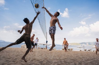 Çok uluslu insan takımları yazın Asya 'daki Nha Trang' da deniz kenarında plaj voleybolu oynarlar. Nha Trang, Vietnam - 4 Ağustos 2024