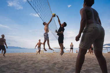 Çok uluslu oyuncularla takımlar yazın Asya 'nın Nha Trang kentinde deniz kenarında plaj voleybolu oynarlar. Nha Trang, Vietnam - 4 Ağustos 2024