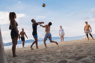 İnsanlar yazın Vietnam 'da Asya' da plajda voleybol oynuyorlar. Nha Trang, Vietnam - 4 Ağustos 2024