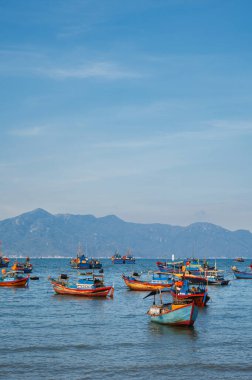 Vietnam 'da Vietnam' da yaz günü Nha Trang 'da bir balıkçı köyünde limandaki geleneksel Vietnam tekneleri