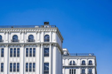 Mavi gökyüzünün arka planına karşı antik bir klasik binanın ön cephesi