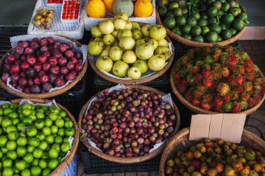 Asya 'da Tayland' da bir sokak pazarında çeşitli tropikal meyveler.