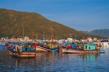 Nha Trang 'daki Vinh Truong balıkçı limanında nehir kıyısında birçok geleneksel Vietnam balıkçı teknesi ve gemileri var. Nha Trang, Vietnam - 8 Eylül 2024