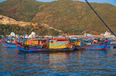 Geleneksel Vietnam balıkçı tekneleri ve gemileri Asya 'daki Nha Trang balıkçılık limanında denizde. Nha Trang, Vietnam - 8 Eylül 2024