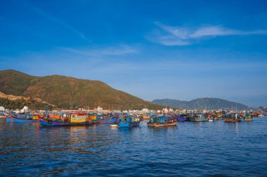 Geleneksel Vietnam balıkçı tekneleri ve gemileri Nha Trang 'daki Vinh Truong balıkçı limanında nehir kıyısında. Nha Trang, Vietnam - 8 Eylül 2024
