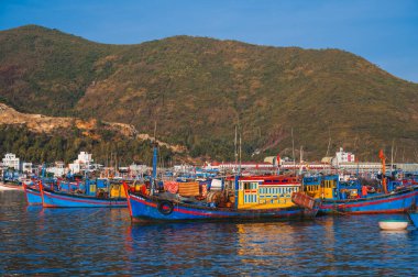 Nha Trang 'daki Vinh Truong balıkçı limanında nehir kıyısında birçok geleneksel Vietnam balıkçı teknesi ve gemileri var. Nha Trang, Vietnam - 8 Eylül 2024