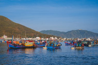 Geleneksel Vietnam balıkçı tekneleri ve Nha Trang 'daki balıkçı limanındaki limanda bulunan gemiler. Nha Trang, Vietnam - 8 Eylül 2024