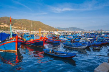Geleneksel Vietnam balıkçı tekneleri, gemiler ve gemiler Nha Trang 'daki deniz limanında. Nha Trang, Vietnam - 8 Eylül 2024