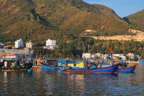 Geleneksel Vietnam balıkçı tekneleri ve gemileri Asya 'daki Nha Trang balıkçılık limanında denizde. Nha Trang, Vietnam - 8 Eylül 2024