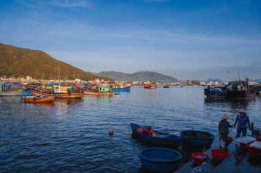 Vietnam 'da Nha Trang' daki balıkçı limanında limandaki Vietnam balıkçı tekneleri ve gemileri. Nha Trang, Vietnam - 8 Eylül 2024