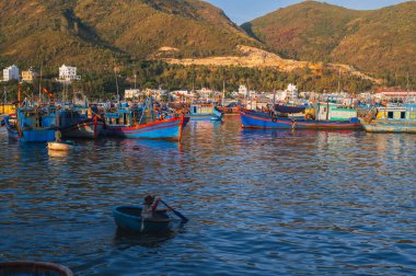 Geleneksel Vietnam balıkçı tekneleri ve Nha Trang 'daki balıkçı limanındaki limanda bulunan gemiler. Nha Trang, Vietnam - 8 Eylül 2024