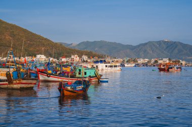 Geleneksel Vietnam balıkçı tekneleri ve gemileri Asya 'daki Nha Trang balıkçılık limanında denizde. Nha Trang, Vietnam - 8 Eylül 2024