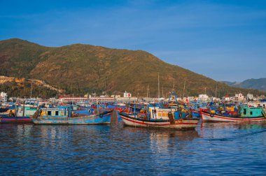 Nha Trang 'daki Vinh Truong balıkçı limanında nehir kıyısında birçok geleneksel Vietnam balıkçı teknesi ve gemileri var. Nha Trang, Vietnam - 8 Eylül 2024