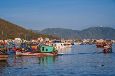 Vietnam 'da Nha Trang' daki balıkçı limanında limandaki Vietnam balıkçı tekneleri ve gemileri. Nha Trang, Vietnam - 8 Eylül 2024