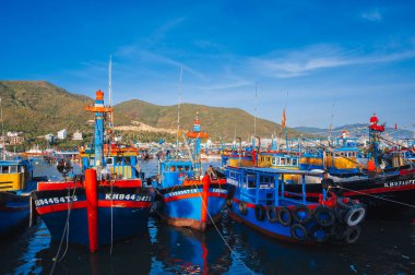 Geleneksel Vietnam balıkçı tekneleri, gemiler ve gemiler Nha Trang 'daki nehir kıyısında. Nha Trang, Vietnam - 8 Eylül 2024