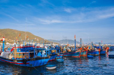 Geleneksel Vietnam balıkçı tekneleri, gemiler ve gemiler Nha Trang 'daki nehir kıyısında. Nha Trang, Vietnam - 8 Eylül 2024