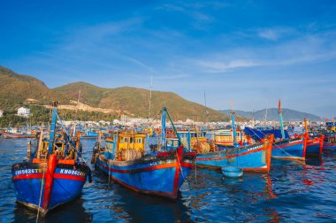 Vietnam 'daki Nha Trang denizindeki Vinh Truong balıkçı limanında geleneksel Vietnam balıkçı tekneleri, gemileri ve gemileri. Nha Trang, Vietnam - 8 Eylül 2024