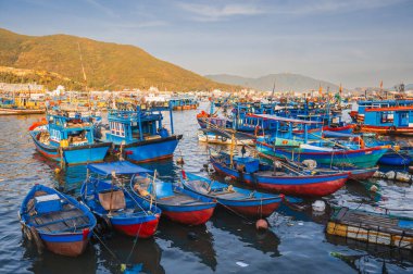 Geleneksel Vietnam balıkçı tekneleri ve gemileri Nha Trang 'daki Vinh Truong balıkçı limanında nehir kıyısında. Nha Trang, Vietnam - 8 Eylül 2024