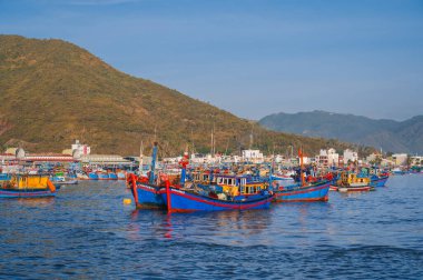 Geleneksel Vietnam balıkçı tekneleri, gemiler ve gemiler Nha Trang 'daki deniz limanında. Nha Trang, Vietnam - 8 Eylül 2024