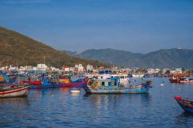 Vietnam balıkçı tekneleri, gemiler ve gemiler Nha Trang 'daki balıkçı limanında. Nha Trang, Vietnam - 8 Eylül 2024