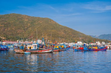 Vietnam 'daki Nha Trang nehrindeki Vinh Truong balıkçı limanında Vietnamlı balıkçı tekneleri, gemiler ve gemiler. Nha Trang, Vietnam - 8 Eylül 2024
