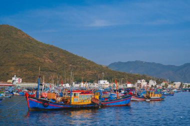 Vietnam 'daki Nha Trang nehrindeki Vinh Truong balıkçı limanında Vietnamlı balıkçı tekneleri, gemiler ve gemiler. Nha Trang, Vietnam - 8 Eylül 2024