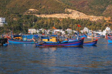 Vietnam balıkçı tekneleri, gemiler ve gemiler Vietnam 'daki Vinh Truong limanında. Nha Trang, Vietnam - 8 Eylül 2024