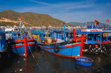 Geleneksel Vietnam balıkçı tekneleri, gemiler ve gemiler Nha Trang 'daki balıkçı limanında. Nha Trang, Vietnam - 8 Eylül 2024