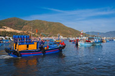 Vietnam 'da Vietnam' da bir deniz limanında, Nha Trang 'da bir nehirde bulunan Vietnam balıkçı gemisi. Nha TRANG, Vietnam - 8 Eylül 2024