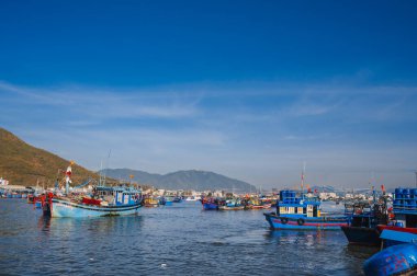 Vietnam balıkçı tekneleri, gemiler ve gemiler Nha Trang 'daki balıkçı limanında. Nha Trang, Vietnam - 8 Eylül 2024