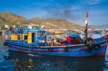Vietnamlı balıkçı teknesi Nha Trang 'daki nehir limanında Vietnamlı balıkçılarla birlikte. Nha Trang, Vietnam - 8 Eylül 2024