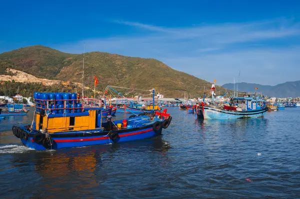 Vietnam 'da Vietnam' da bir deniz limanında, Nha Trang 'da bir nehirde bulunan Vietnam balıkçı gemisi. Nha TRANG, Vietnam - 8 Eylül 2024