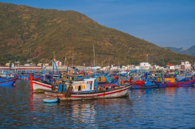 Vietnam 'daki Nha Trang nehrindeki Vinh Truong balıkçı limanında Vietnamlı balıkçı tekneleri, gemiler ve gemiler. Nha Trang, Vietnam - 8 Eylül 2024