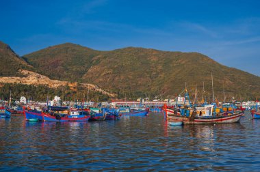 Vietnam balıkçı tekneleri, gemiler ve gemiler Nha Trang 'daki balıkçı limanında. Nha Trang, Vietnam - 8 Eylül 2024