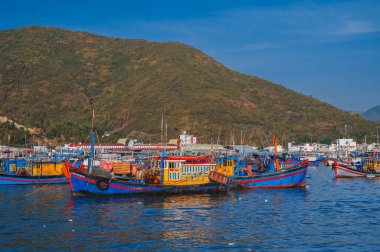 Vietnam balıkçı tekneleri, gemiler ve gemiler Nha Trang 'daki balıkçı limanında. Nha Trang, Vietnam - 8 Eylül 2024
