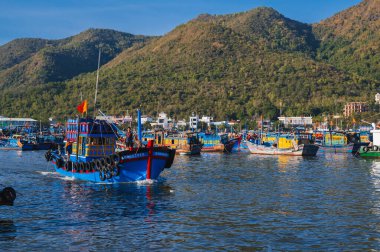 Vietnam 'daki Nha Trang nehrindeki Vinh Truong balıkçı limanında Vietnamlı balıkçı tekneleri, gemiler ve gemiler. Nha Trang, Vietnam - 8 Eylül 2024
