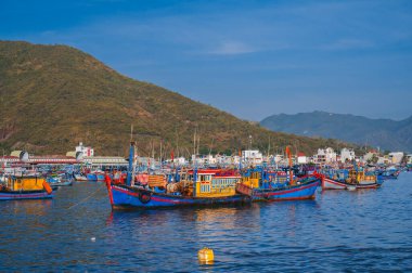 Geleneksel Vietnam balıkçı tekneleri, gemiler ve gemiler Nha Trang 'daki balıkçı limanında. Nha Trang, Vietnam - 8 Eylül 2024