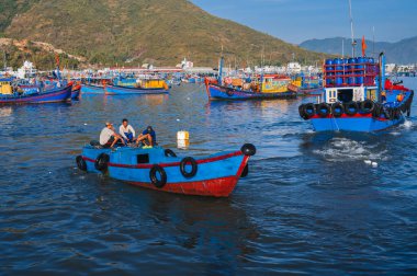 Vietnam balıkçı tekneleri, gemiler ve gemiler Nha Trang 'daki balıkçı limanında. Nha Trang, Vietnam - 8 Eylül 2024