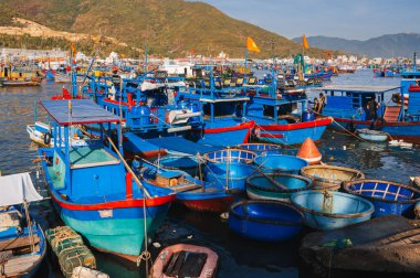 Vietnam balıkçı tekneleri, gemiler ve gemiler Vietnam 'daki Vinh Truong limanında. Nha Trang, Vietnam - 8 Eylül 2024