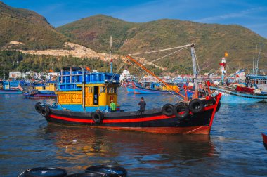 Vietnamlı balıkçı teknesi Nha Trang 'daki nehir limanında Vietnamlı balıkçılarla birlikte. Nha Trang, Vietnam - 8 Eylül 2024